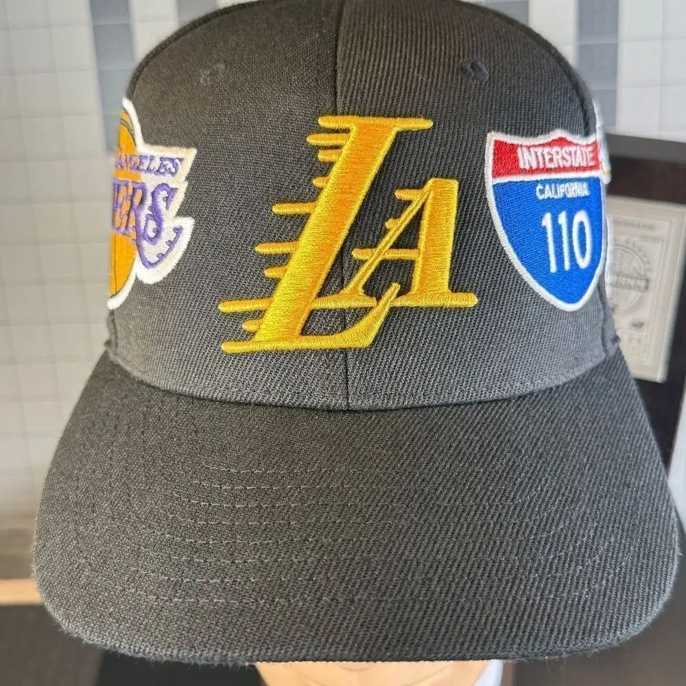 LA LAKERS®  |  NBA CHAMPS HAT  |  MITCHELL & NESS  |  UNISEX  |  NEW  |